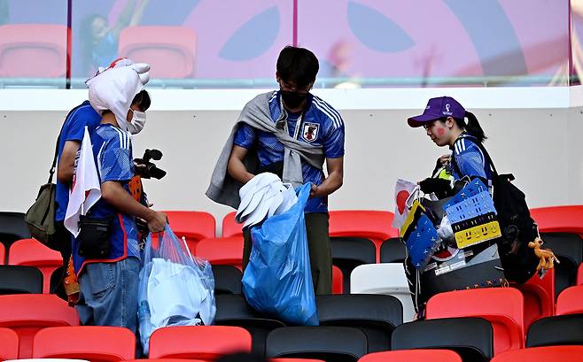 일본 축구팬들은 27일 코스타리카전이 끝난 뒤 경기장에 남아 청소했다. 로이터=연합뉴스