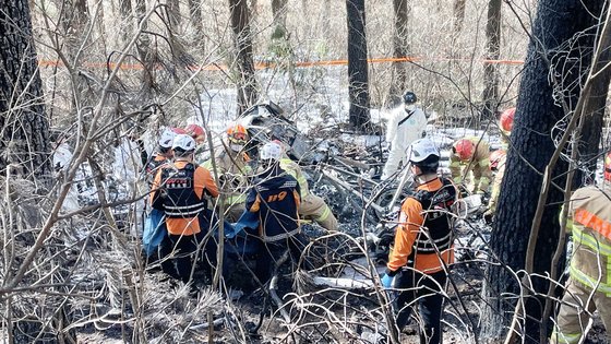 27일 강원 양양군 현북면 명주사 인근에서 헬기 1대가 추락하는 사고가 발생해 소방당국이 화재 진화를 마친 뒤 추락 현장을 조사하고 있다. 뉴스1