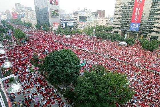 2006독일월드컵 당시 광화문광장에서 응원을 펼치고 있는 축구팬들.