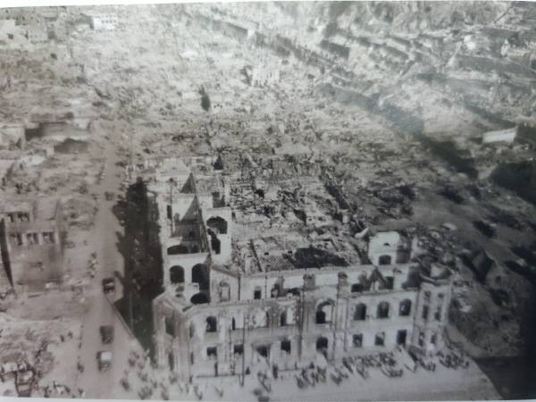 1953년 11월 27일 발생한 부산역전 대화재로 폐허로 변한 부산 시가지.