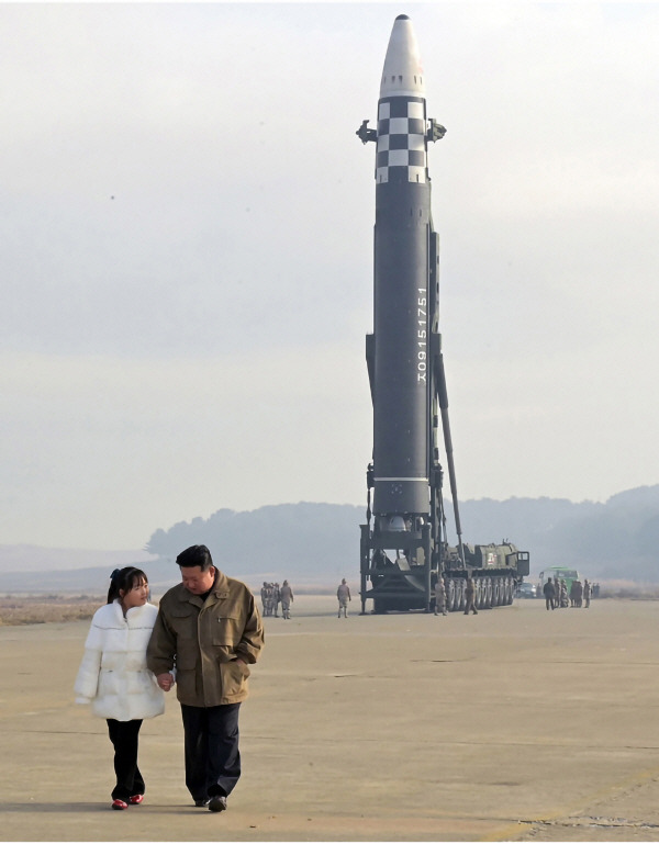 지난 18일 김정은 북한 국무위원장이 둘째 딸로 추정되는 김주애 양과 ICBM 발사장을 살펴보고 있다. UPI 연합뉴스