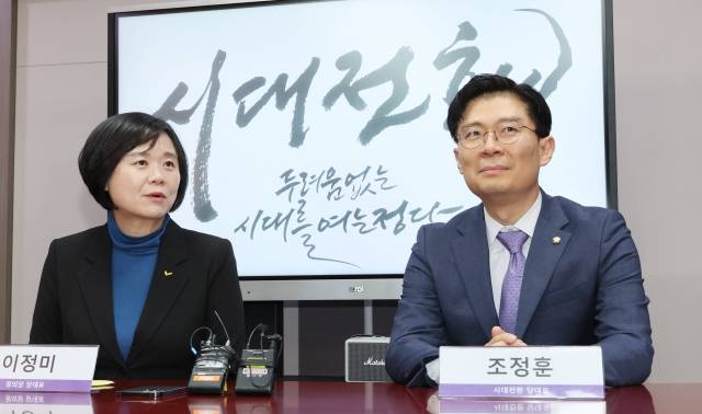 정의당 이정미 대표가 28일 오후 국회 의원회관 시대전환 조정훈 대표 의원실에서 조 대표와 면담하고 있다.연합뉴스