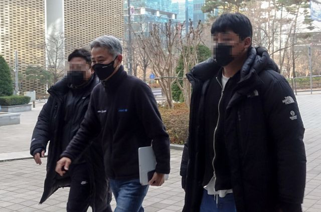 상화폐 '위믹스'가 국내 주요 거래소에서 거래지원 종료(상장폐지)된 다음 날인 25일 장현국 위메이드 대표가 경기 성남시 사옥으로 출근하고 있다. 연합뉴스