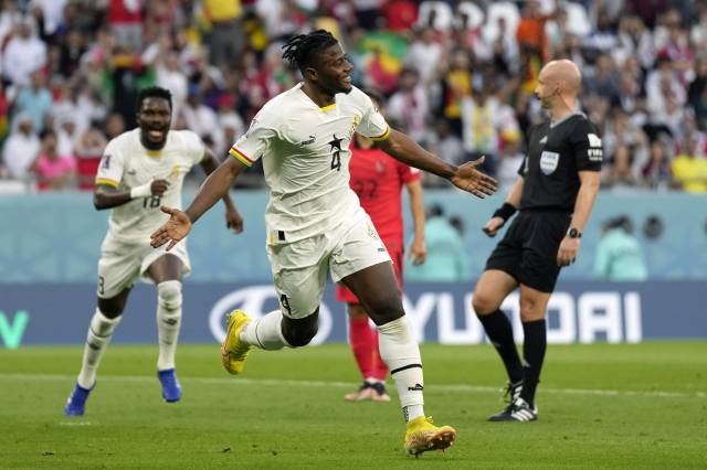 28일 가나 공격수 모하메드 살리수가 한국과의 2022 카타르월드컵 조별리그 H조 2차전 경기에서 득점한 뒤 포효하고 있다. AP연합뉴스