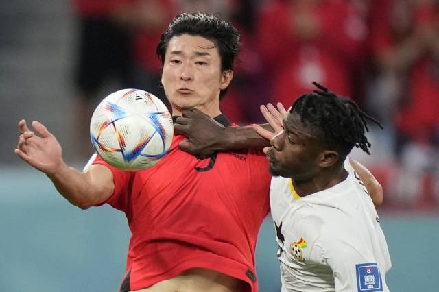 28일 한국 축구대표팀 공격수 조규성이 가나와의 2022 카타르월드컵 조별리그 H조 2차전 경기에서 상대 수비수와 경합하고 있다. AP뉴시스