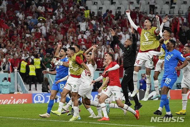 27일 오후(한국시간) 카타르 도하의 알투마마 스타디움에서 열린 2022 FIFA 카타르 월드컵 F조 벨기에와 모로코 경기에서 승리한 모로코 선수들이 환호하고 있다. /AP=뉴시스