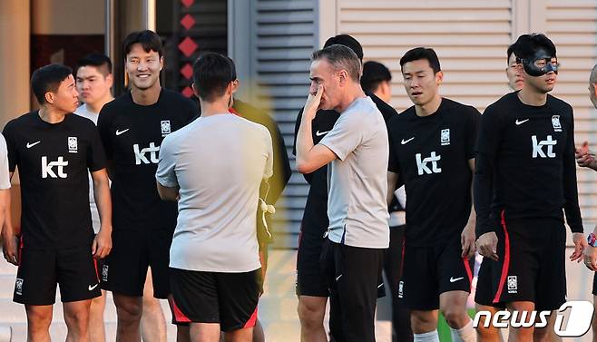 (도하(카타르)=뉴스1) 이동해 기자 = 대한민국 축구대표팀 파울루 벤투 감독과 손흥민 등이 26일 오후(현지시간) 카타르 도하 알에글라 트레이닝센터에서 훈련을 준비하고 있다. 2022.11.26/뉴스1  Copyright (C) 뉴스1. All rights reserved. 무단 전재 및 재배포 금지.