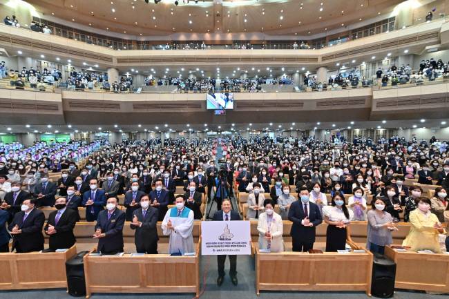 소강석 목사와 신도들이 코로나19 방역에 헌신한 의료진에게 감사를 표하는 팻말을 들고 손가락 하트를 보내고 있다. 새에덴교회 제공