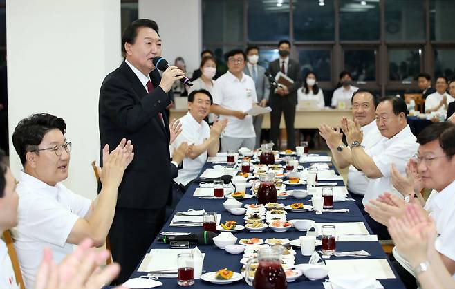 윤석열 대통령이 지난 8월 25일 충남 천안시 재능교육연수원에서 열린 '국민의힘 2022 국회의원 연찬회'에 참석해 발언을 하고 있다. [연합]