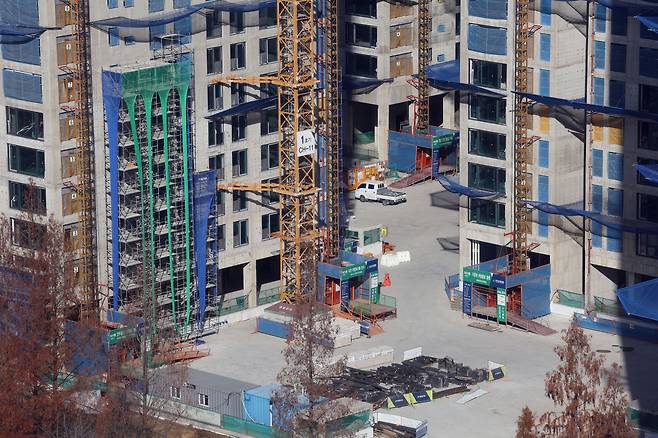 레미콘 타설이 중단된 서울 강동구 둔촌주공아파트 재건축 현장. [연합]