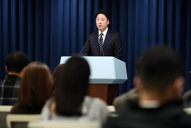 이재명 대통령실 부대변인이 28일 오후 서울 용산 대통령실 청사에서 윤석열 대통령 주재 수석비서관 회의 내용 등 현안 관련 브리핑을 하고 있다. [연합]