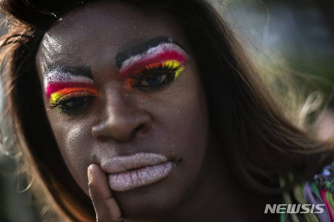 [리우데자네이루=AP/뉴시스] 27일(현지시간) 브라질 리우데자네이루 코파카바나 해변에서 제27회 게이 프라이드 퍼레이드(Gay Pride Parade)가 열린 가운데 참가자가 행진하고 있다. 2022.11.28.