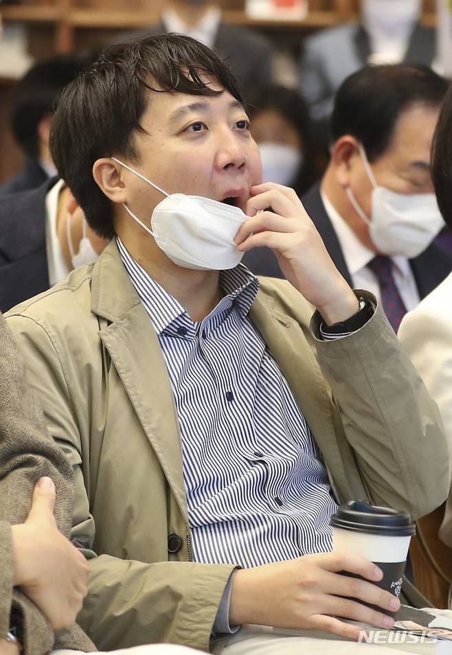 [서울=뉴시스] 최진석 기자 = 이준석 국민의힘 전 대표가 28일 서울 여의도 하우스 카페에서 열린 허은아 국민의힘 의원 '정치를 디자인하다' 출판기념회에 참석해 생각에 잠겨 있다. 2022.11.28. myjs@newsis.com