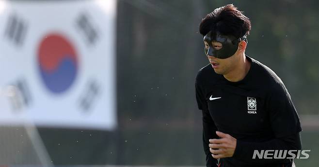 [도하(카타르)=뉴시스] 조성우 기자 = 대한민국 축구대표팀 손흥민 등 선수들이 27일(현지시간) 오후 카타르 도하 알 에글라 트레이닝센터에서 훈련을 하고 있다. 2022.11.27. xconfind@newsis.com