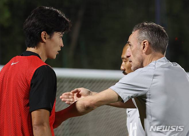 [도하(카타르)=뉴시스] 조성우 기자 = 대한민국 축구대표팀 벤투 감독이 25일(현지시간) 오후 카타르 도하 알 에글라 트레이닝센터에서 훈련하는 조규성에게 지시하고 있다. 2022.11.25. xconfind@newsis.com