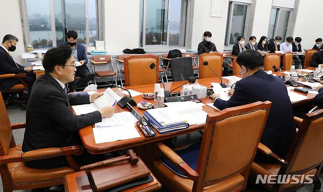 [서울=뉴시스] 고범준 기자=28일 오후 서울 여의도 국회에서 예산결산특별위원회 예산안등조정심사소위원회가 열리고 있다. 2022.11.28. bjko@newsis.com