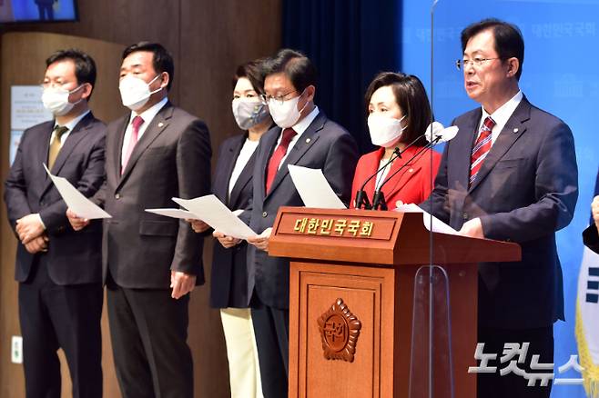 국회 이태원 참사 국조특위 국민의힘 이만희 간사와 소속 특위 위원들이 28일 서울 여의도 국회 소통관에서 기자회견을 열고 기자회견을 열고 예산안의 정상적 처리 협조, 이상민 행정안전부 장관의 파면 요구 철회 등을 민주당에 요구하며 이러한 조치가 수반되지 않는 정략적 국정조사에 결코 동의할 수 없고 '국조위원 사퇴'도 고려할 것이라는 입장을 발표하고 있다. 윤창원 기자