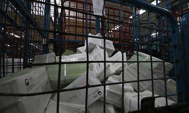 지난 23일 서울 강남구 강남우체국에서 집배순로구분기로 분류한 8만7000여부의 종합부동산세(종부세) 고지서가 쌓여 있다. 뉴시스
