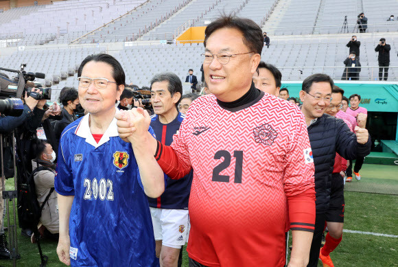 4년 만에 열린 한일의원 축구  - 서울 마포구 상암동 서울월드컵경기장에서 지난 26일 오후 열린 제12회 한일 국회의원 축구대회에서 국민의힘 비상대책위원장인 정진석(오른쪽) 국회의원축구연맹 회장과 에토 세이시로 일본 국회의원축구연맹 회장이 손을 잡고 입장하고 있다. 2002년 한일월드컵 개최 20주년 기념도 함께 한 이날 대회는 2018년 도쿄 대회 이후 4년 만이다. ‘의원 한일전’은 5-3 한국의 승리로 끝나 한국이 7승2무3패로 우위를 유지했다.연합뉴스