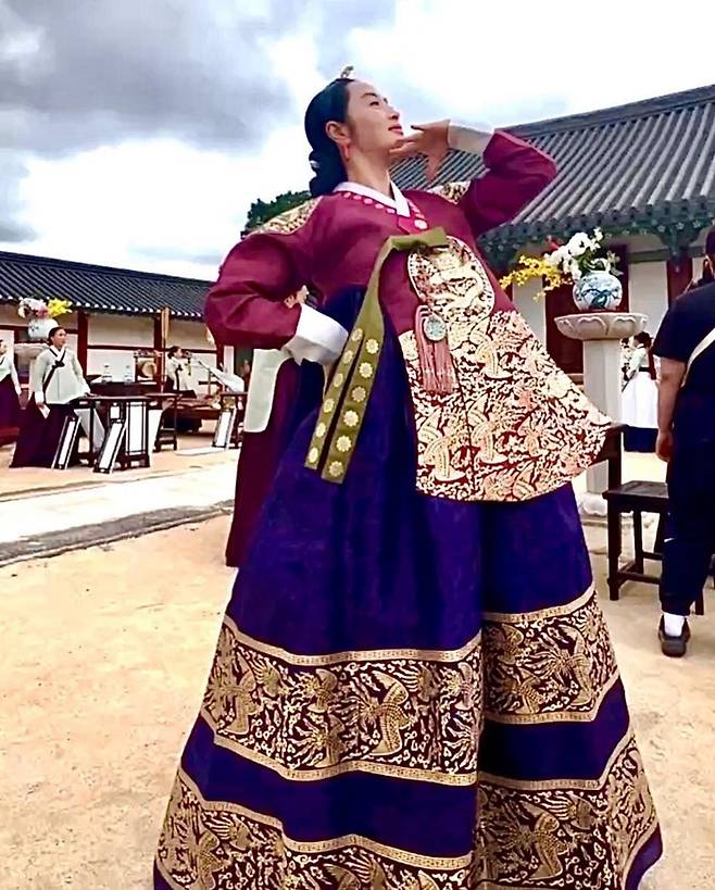 다양한 포즈로 촬영장의 분위기를 띄우는 모습. 김혜수 개인 SNS 제공