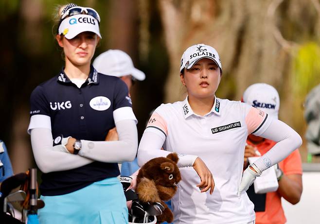 넬리 코르다(왼쪽)와 고진영이 2021 LPGA 투어 시즌 최종전 투어 챔피언십에서 마지막날 우승경쟁을 벌이고 있다. 2022 시즌도 이들의 천하로 이어지리란 예상은 두 선수의 부상 변수로 깨졌다. ｜게티이미지