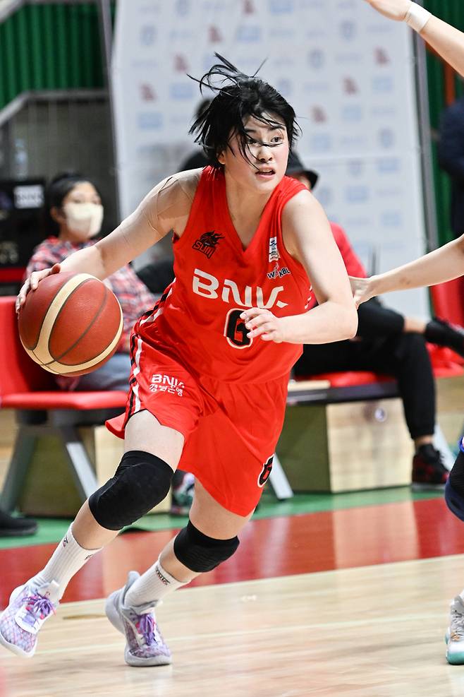 BNK 이소희가 28일 삼성생명과 경기에서 골밑으로 돌파하고 있다. WKBL 제공
