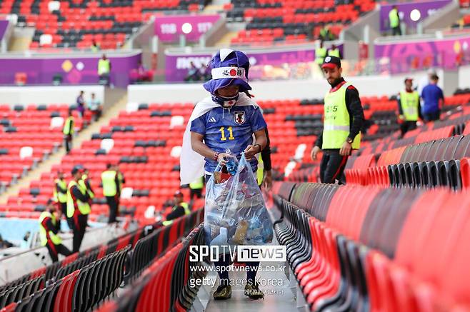 ▲ 2022 카타르 월드컵 코스타리카전이 끝난 뒤 경기장을 청소하는 한 일본 축구 팬