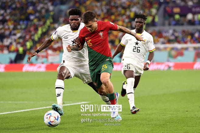 ▲ 잉글랜드 프리미어리그(PL) 선두 아스널과 가나의 핵심 미드필더 토마스 파티(사진 왼쪽).