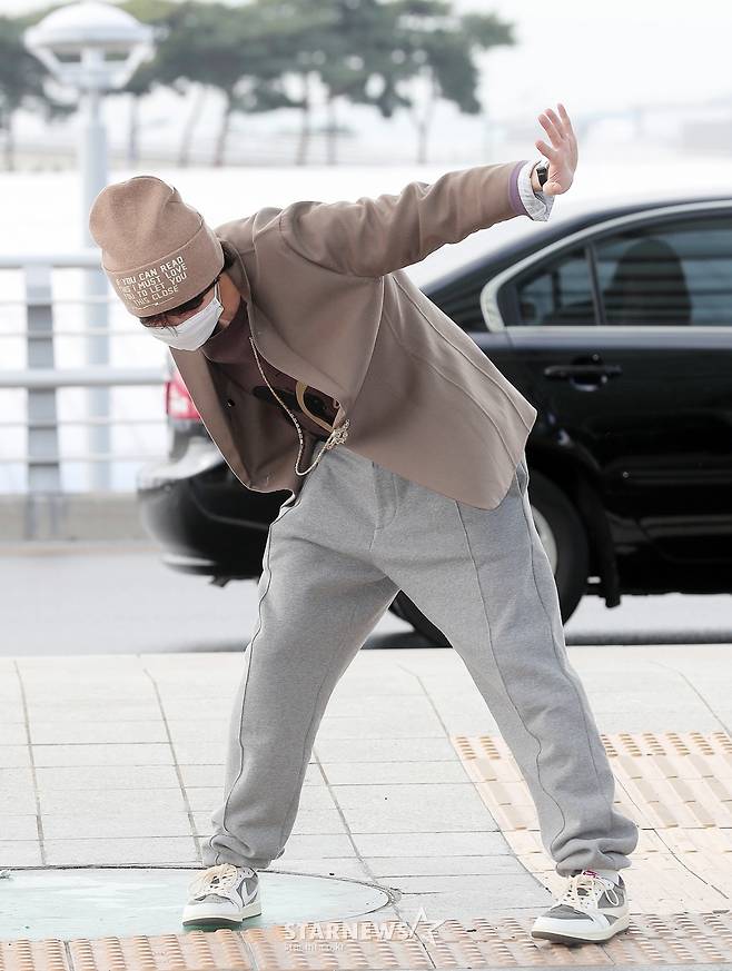 제이홉 '공항 퍼포먼스'[★포토]