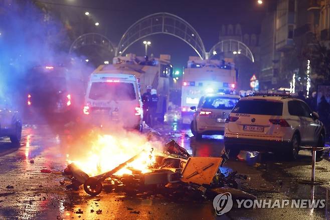 폭동이 일어난 벨기에 브뤼셀 거리 (EPA=연합뉴스) 2022 카타르 월드컵에서 벨기에가 모로코에 2-0으로 패한 27일(현지시간) 브뤼셀 도심에서 모로코 팬들과 기동대 간 충돌로 바리케이드가 불에 타고 있다. 2022.11.27 [재판매 및 DB 금지]