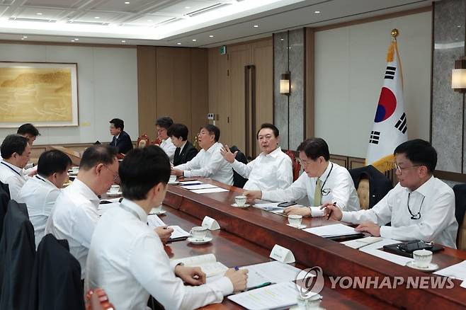 수석비서관회의 주재하는 윤석열 대통령 (서울=연합뉴스) 서명곤 기자 = 윤석열 대통령이 28일 오전 서울 용산 대통령실 청사에서 수석비서관회의를 주재하고 있다.  2022.11.28 [대통령실 제공, 재판매 및 DB 금지] seephoto@yna.co.kr