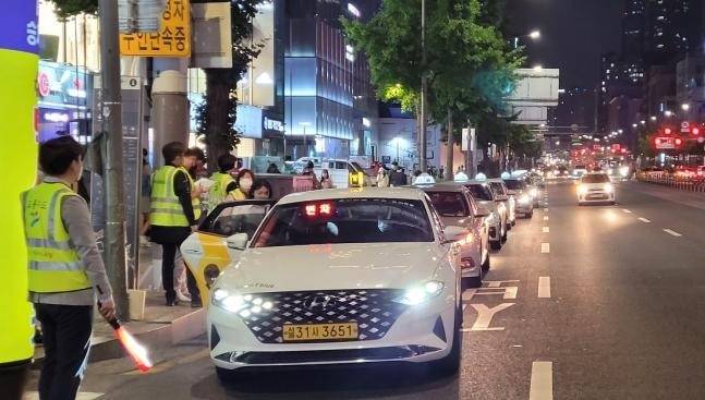 5월 운영됐던 심야 택시 승차지원단 [서울시 제공. 재판매 및 DB 금지]