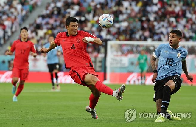 김민재 '끝까지 쫓아간다' (알라이얀=연합뉴스) 임헌정 기자 = 24일 오후(현지시간) 카타르 알라이얀의 에듀케이션 시티 스타디움에서 열린 2022 카타르 월드컵 조별리그 H조 1차전 대한민국과 우루과이 경기에서 김민재가 우루과이 올리베라의 공을 막으려 발을 뻗고 있다. 2022.11.25 kane@yna.co.kr