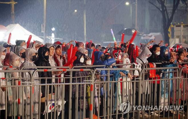 우천에도 식지않는 거리응원 열기 (서울=연합뉴스) 한상균 기자 = 2022 카타르 월드컵 조별리그 H조 2차전 대한민국과 가나의 경기가 열리는 28일 오후 서울 광화문광장에서 붉은악마와 시민들이 응원을 하고 있다. 2022.11.28 xyz@yna.co.kr