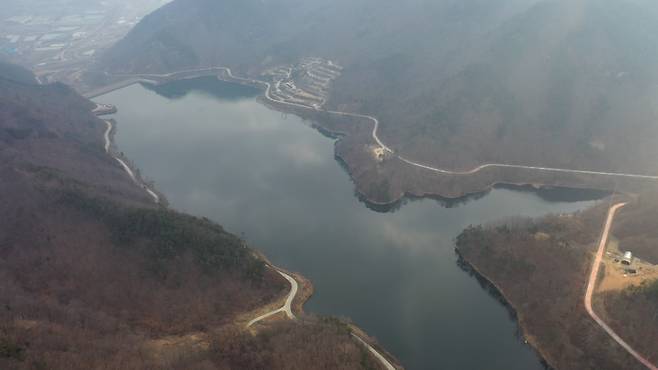 충북 옥천군 이원면 장찬리의 장찬저수지, 하늘에서 내려다 보면 고래 모양을 닮아 고래마을이라고도 불린다.