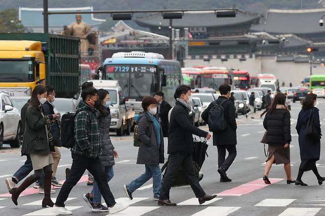 기상청이 서울 전역에 29일 오후 6시 한파경보를 발령한 가운데 이날 오전 광화문네거리에서 시민들이 횡단보도를 건너고 있다. (사진=연합뉴스)