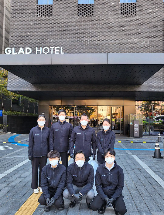 글래드 호텔은 서울 글래드 호텔 3곳과 메종 글래드 제주의 임직원이 참여하는 '친환경 플로깅(Plogging) 캠페인'을 진행한다, 글래드 호텔 제공.
