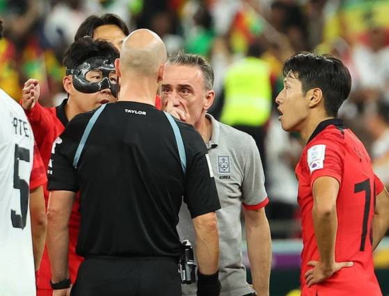 한국 시간으로 28일 밤 10시 카타르 알라이얀의 에듀케이션 시티 스타디움에서 열린 2022 카타르 월드컵 조별리그 H조 2차전 대한민국과 가나의 경기가 끝난 후 파울루 벤투 한국 축구대표팀 감독과 손흥민, 이강인이 심판 판정에 항의하는 모습. 〈사진-연합뉴스〉
