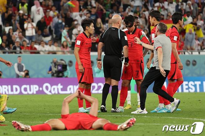 28일 오후(현지시간) 카타르 알라이얀 에듀케이션 시티 스타디움에서 열린 2022 카타르 월드컵 조별리그 H조 2차전 대한민국과 가나의 경기에서 벤투 감독과 손흥민, 이강인 등이 마지막 코너킥 상황에 종료 휘슬을 분 앤서니 테일러 주심에게 항의하고 있다. 2022.11.28/뉴스1 ⓒ News1 이광호 기자