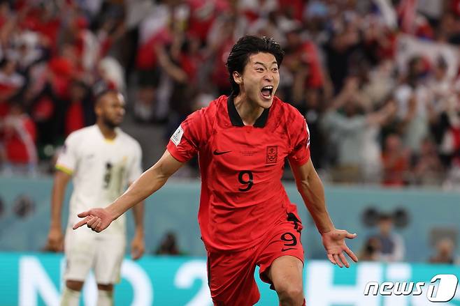 28일 오후(현지시간) 카타르 알라이얀 에듀케이션 시티 스타디움에서 열린 2022 카타르 월드컵 조별리그 H조 2차전 대한민국과 가나의 경기에서 후반전 대한민국 조규성이 동점 헤딩골을 넣고 환호하고 있다. 2022.11.28/뉴스1 ⓒ News1 이광호 기자