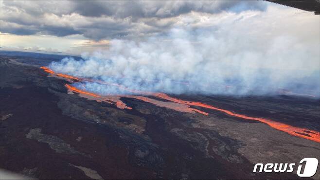 28일(현지시간) 미국 지지질조사국(USGS)가 촬영한 항공 이미지에 하와이 마우나 로아 북동쪽 균열 지역의 용암의 모습이 보인다. 2022.11.28/뉴스1 ⓒ AFP=뉴스1 ⓒ News1 김민수 기자