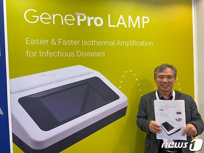 현장진단장비 전문기업 나노바이오라이프 김수경 대표이사는 지난 14일(현지시간)부터 17일까지 나흘간 독일 뒤셀도르프에서 열린 'MEDICA(메디카) 2022' 전시부스장에서 <뉴스1>과 만나 이 같은 사업 방향을 공개했다.