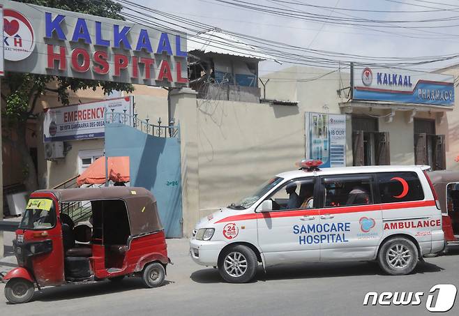 28일(현지시간) 소말리아 수도 모가디슈에서 알카에다와 연계된 이슬람 극단주의 무장세력인 알샤바브가 빌라로즈 호텔에서 인질극을 벌인 후 신원 미상의 부상자를 태운 구급차가 병원에 진입하고 있는 모습. 2022.11.28/뉴스1 ⓒ 로이터=뉴스1 ⓒ News1 김민수 기자