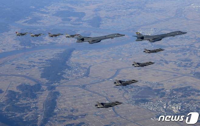 지난 5일 북한의 거듭된 도발에 경고성으로 미국 공군 전략폭격기 B-1B '랜서' 2대가 미측 F-16 전투기 4대, 우리 공군 F-35A 스텔스 전투기 4대와 함께 한반도 상공에 훈련하는 모습. (합참 제공) 2022.11.5/뉴스1