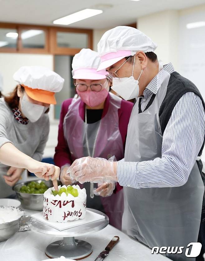서거석 전북교육감이 29일 전주온빛중학교에서 ‘사랑의 케이크·머핀 나눔 봉사활동’을 가졌다. 이날 만든 케이크와 머핀은 호성보육원에 전달됐다.(전북교육청 제공) 2022.11.29/뉴스1