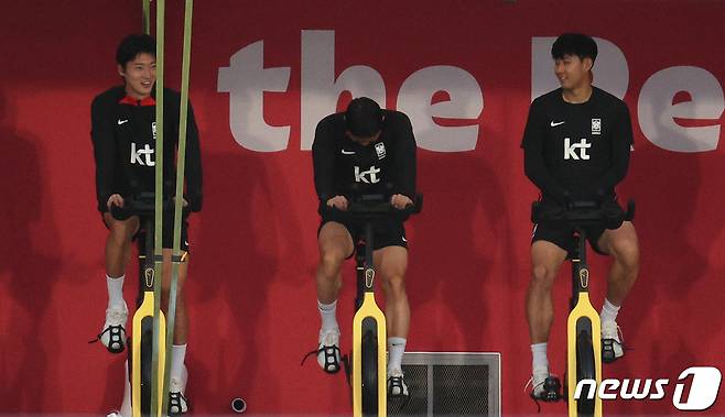 대한민국 축구대표팀의 손흥민과 조규성이 29일 오후(현지시간) 카타르 도하 알에글라 트레이닝센터에서 회복훈련을 하고 있다. 2022.11.29/뉴스1 ⓒ News1 이광호 기자