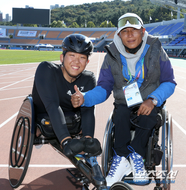 2000년생 휠체어육상 신성 박윤재와 박정호 안산시장애인체육회 육상 감독.