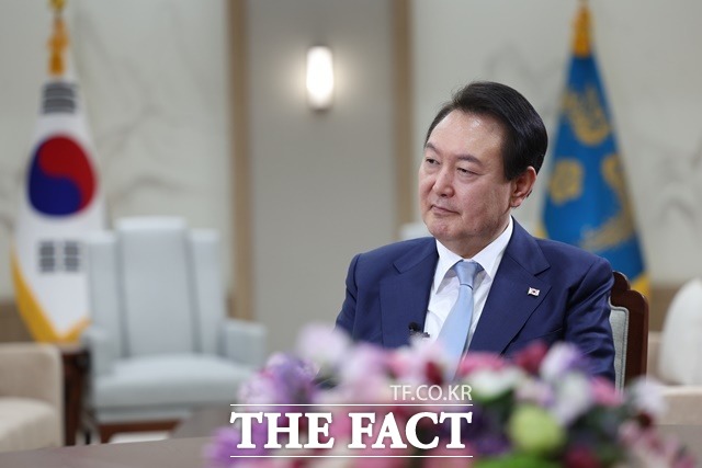 윤석열 대통령은 로이터 통신과의 인터뷰에서 "한국의 '강성 노조'는 정말 심각한 문제"라고 비판했다. /대통령실 제공