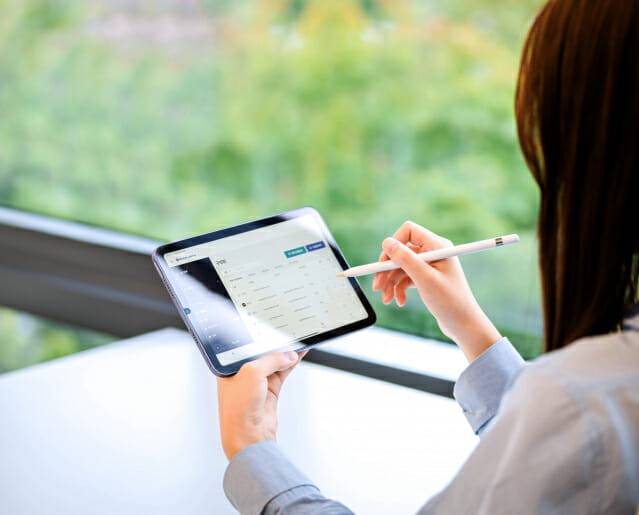 한 사용자가 엘리스의 디지털 역량 강화 교육을 받고 있다