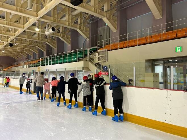 경남 창원시설공단은 지역아동센터 소속 어린이들을 초청해 빙상 무료체험 행사를 열었다.